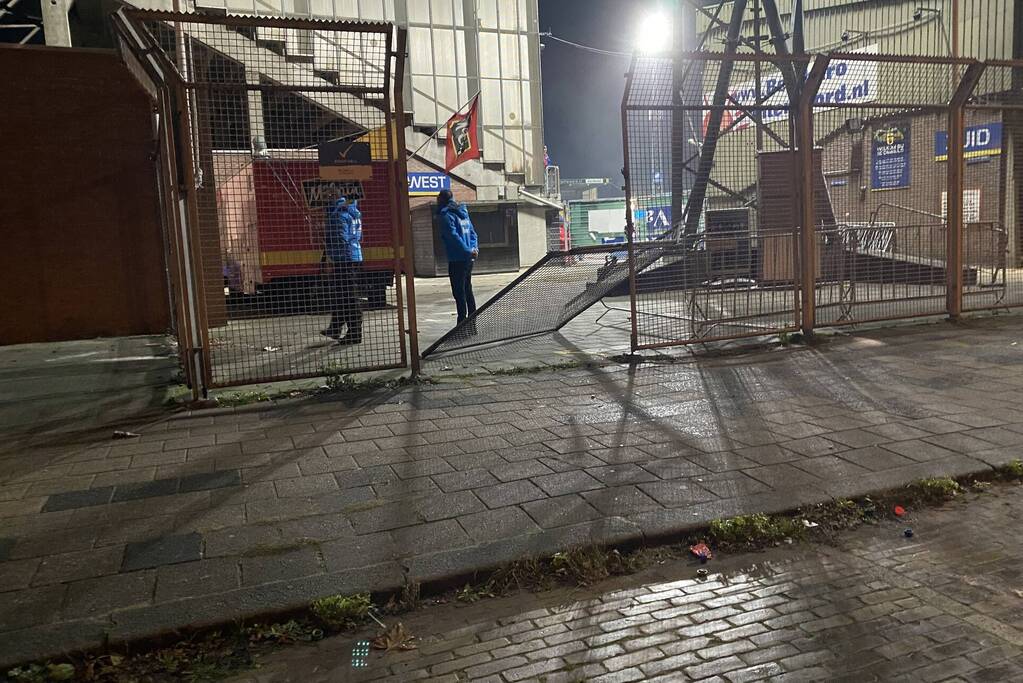 Honderden Cambuur-supporters dringen stadion binnen