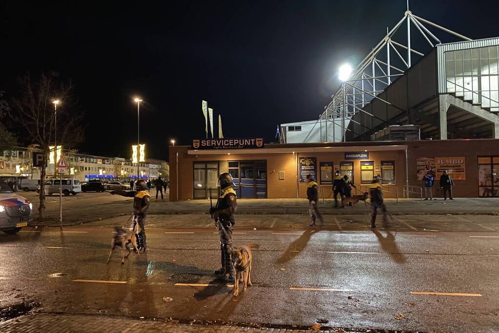 Honderden Cambuur-supporters dringen stadion binnen