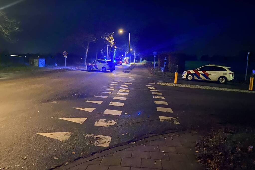 Bestuurder gewond na ernstige botsing tegen boom