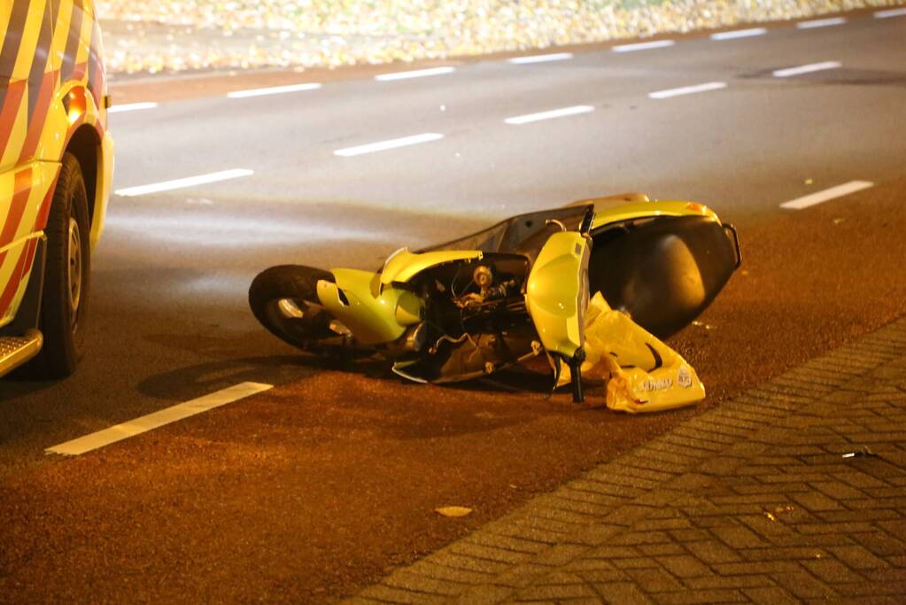 Personenauto en snorfietser met elkaar in botsing
