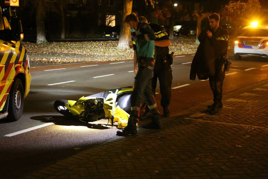 Personenauto en snorfietser met elkaar in botsing