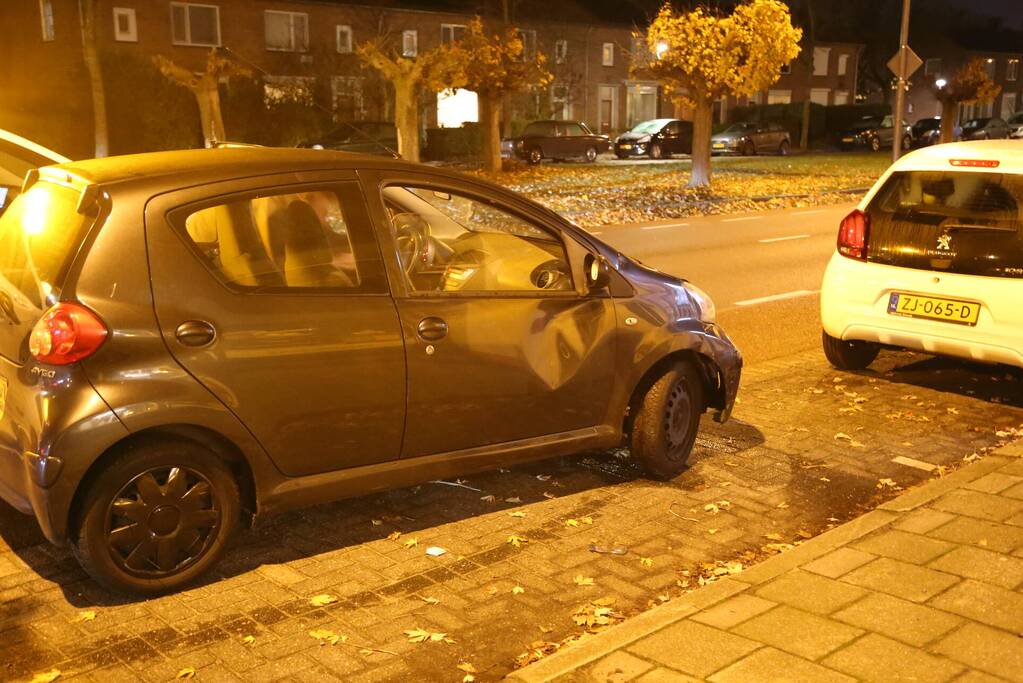 Personenauto en snorfietser met elkaar in botsing