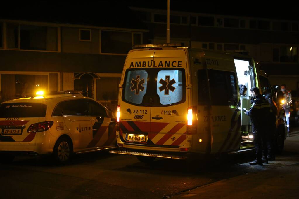 Automobilist krijgt lekke band en botst op geparkeerde auto's