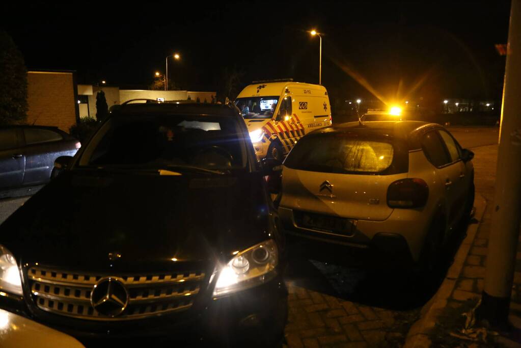 Automobilist krijgt lekke band en botst op geparkeerde auto's