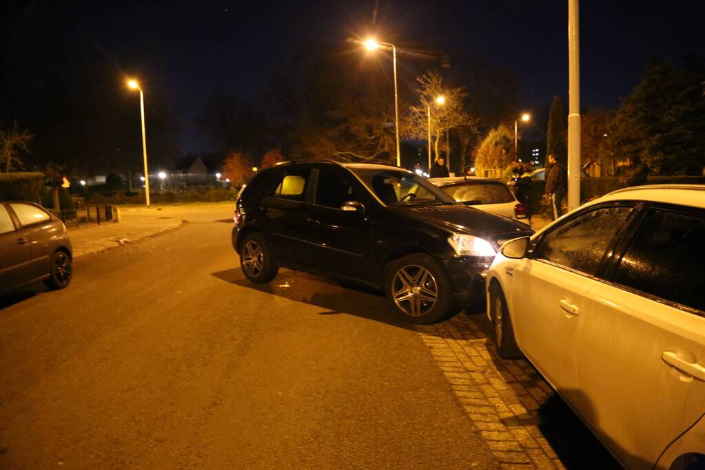 Automobilist krijgt lekke band en botst op geparkeerde auto's