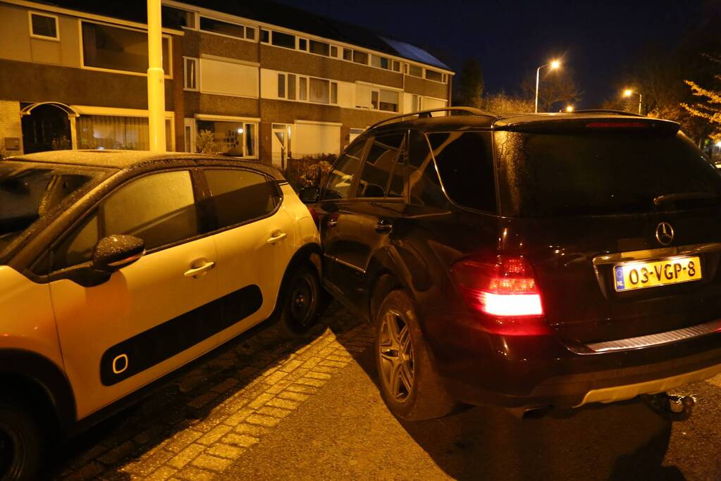 Automobilist krijgt lekke band en botst op geparkeerde auto's