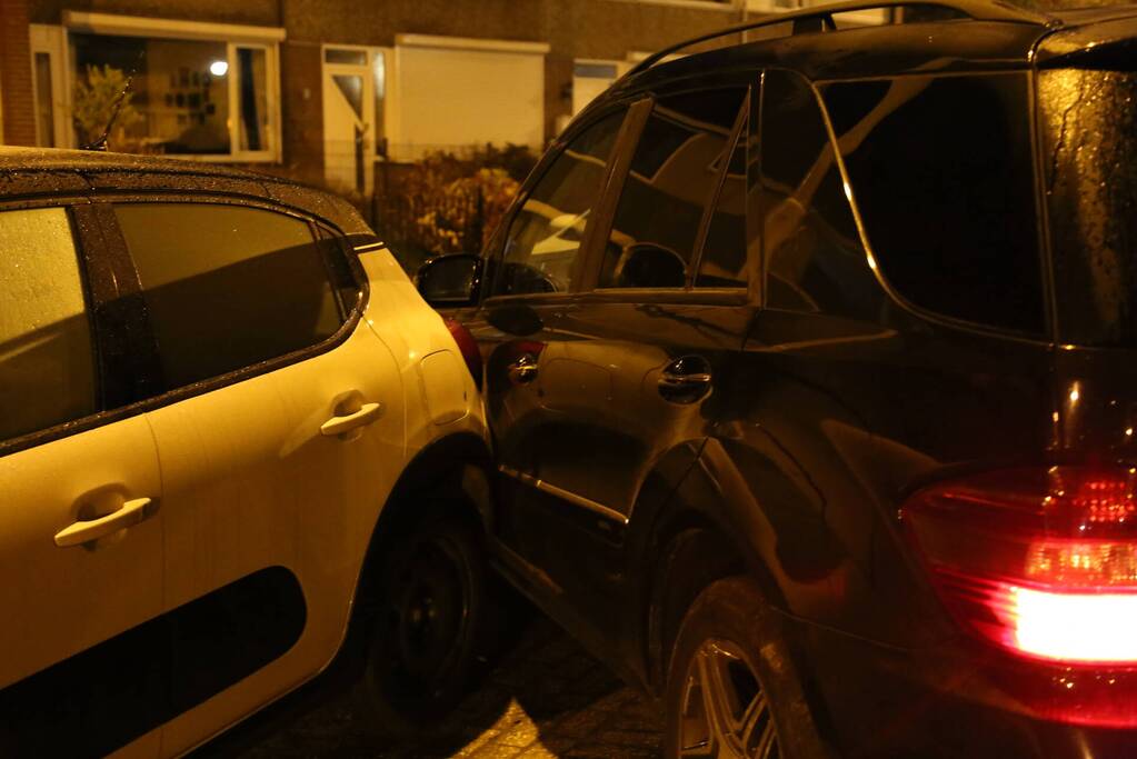 Automobilist krijgt lekke band en botst op geparkeerde auto's
