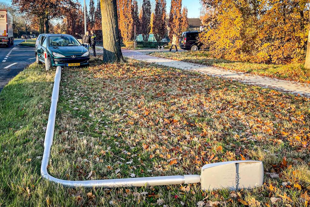 Automobilist rijdt lantaarnpaal uit de grond na botsing