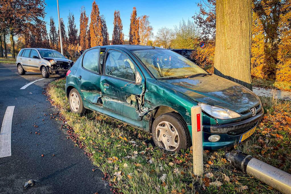 Automobilist rijdt lantaarnpaal uit de grond na botsing