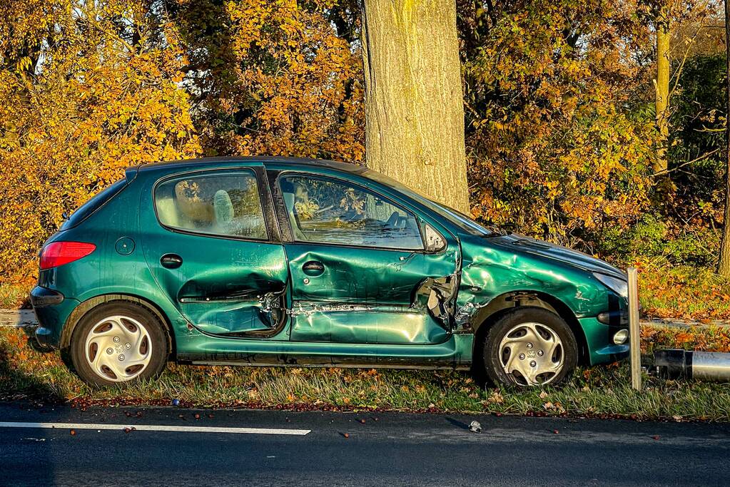 Automobilist rijdt lantaarnpaal uit de grond na botsing