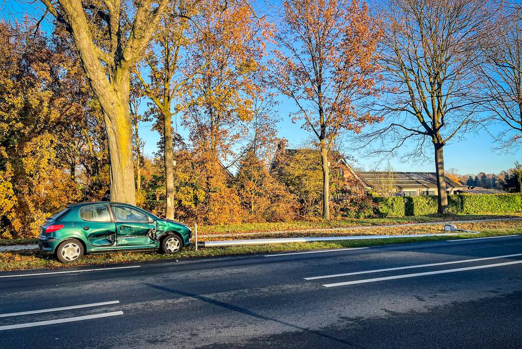 Automobilist rijdt lantaarnpaal uit de grond na botsing