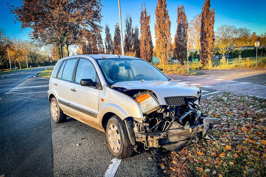 Automobilist rijdt lantaarnpaal uit de grond na botsing