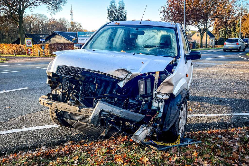 Automobilist rijdt lantaarnpaal uit de grond na botsing