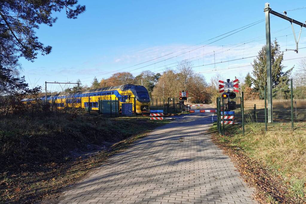 Treinen rijden stapvoets door overwegstoring