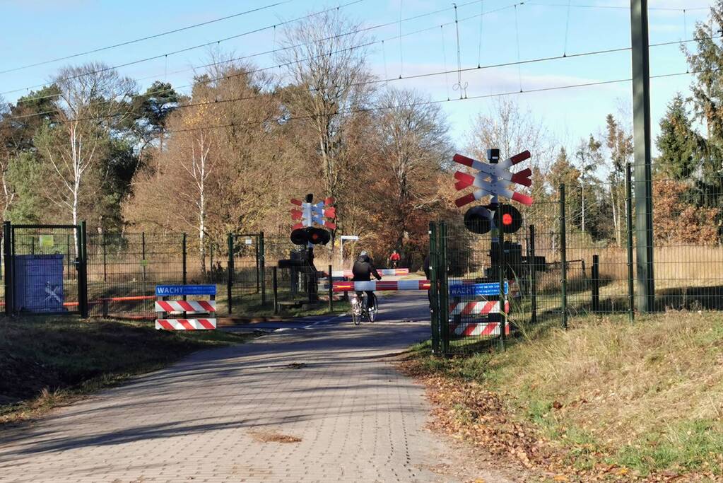 Treinen rijden stapvoets door overwegstoring