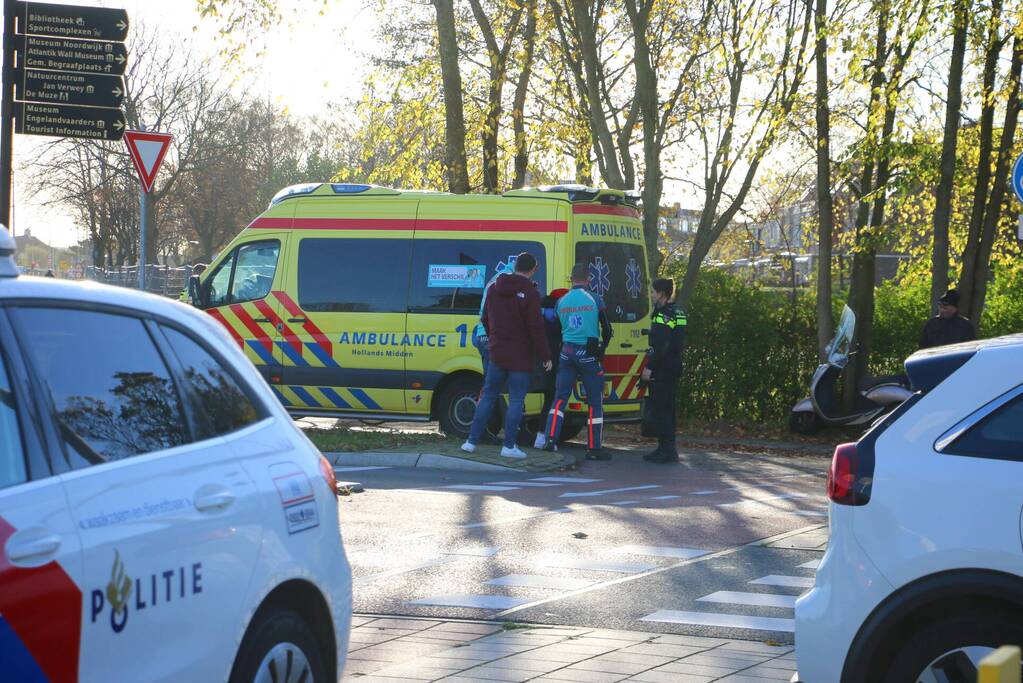 Scooterrijder gewond bij aanrijding met auto