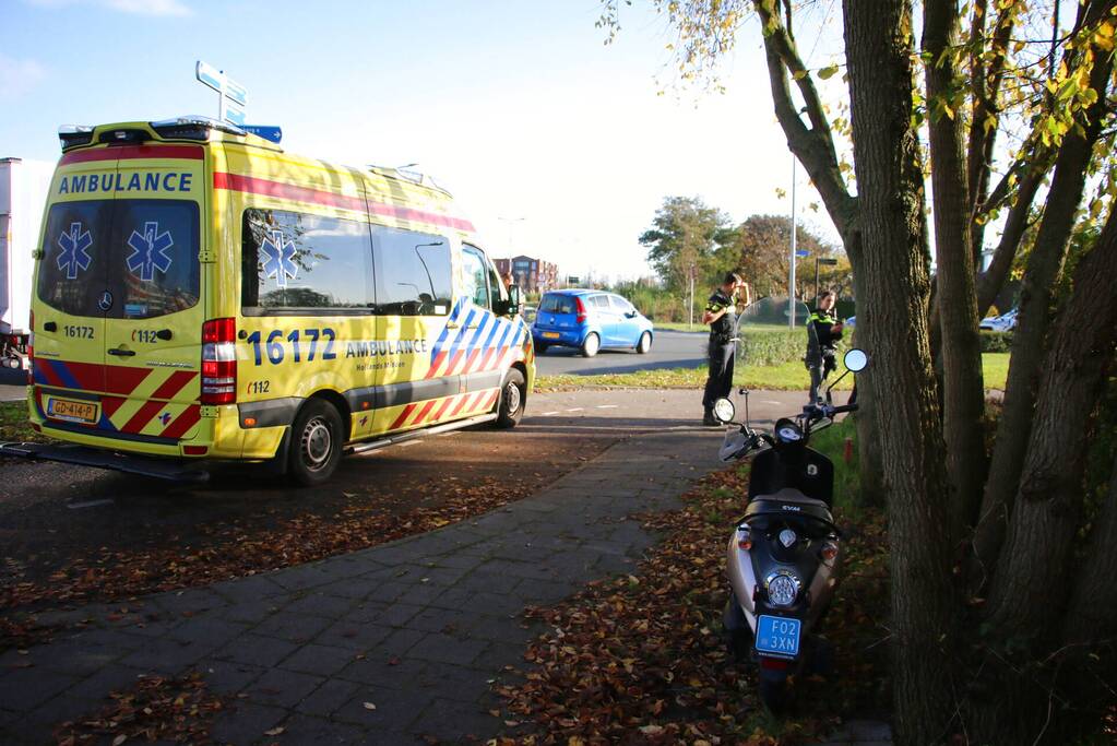 Scooterrijder gewond bij aanrijding met auto