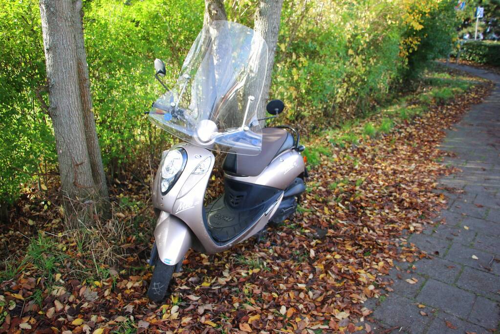 Scooterrijder gewond bij aanrijding met auto