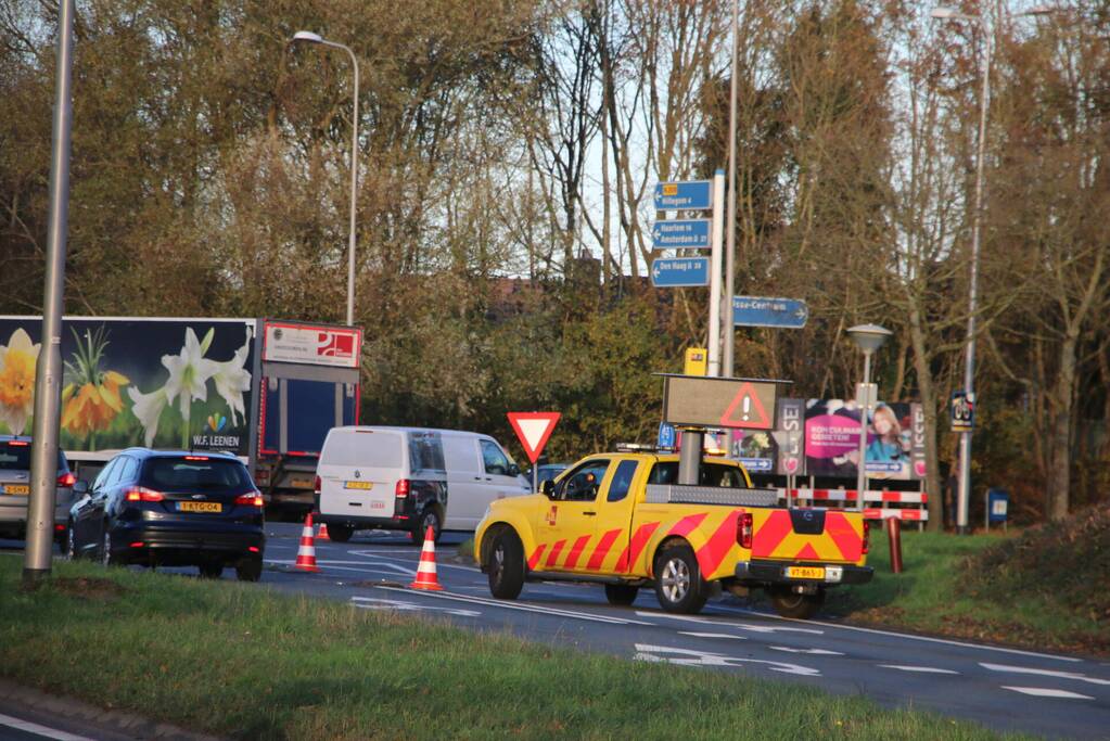 Vrachtwagen en auto botsen op rotonde