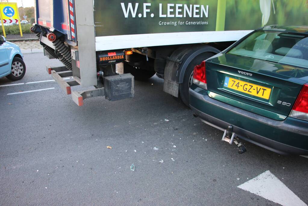 Vrachtwagen en auto botsen op rotonde