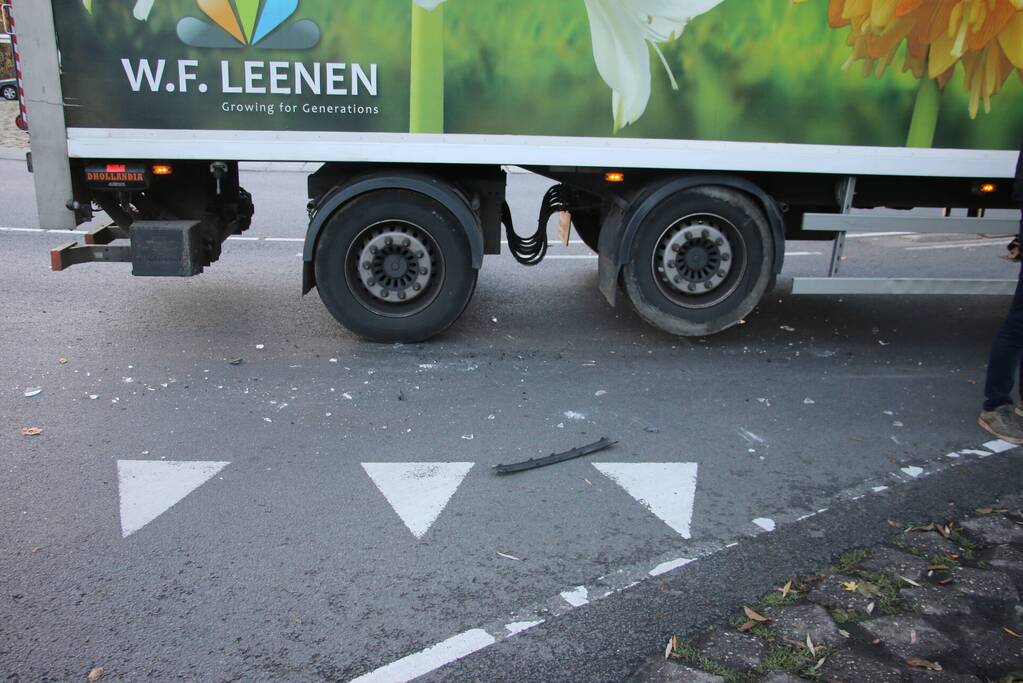 Vrachtwagen en auto botsen op rotonde