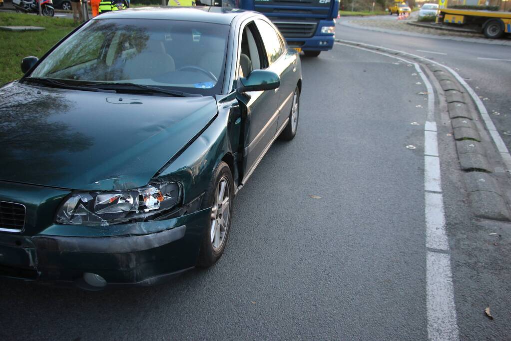 Vrachtwagen en auto botsen op rotonde