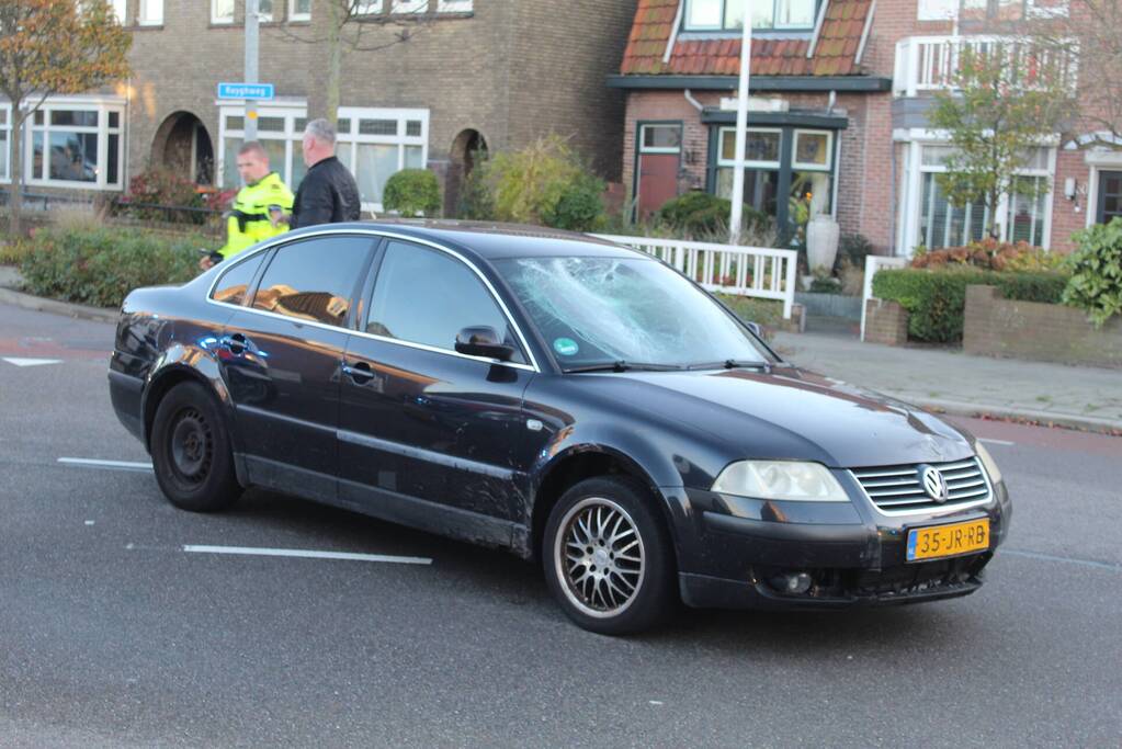 Fietser geschept door personenauto