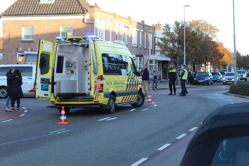 Fietser geschept door personenauto
