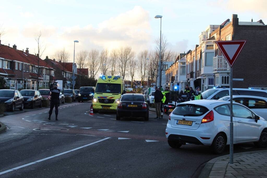 Fietser geschept door personenauto