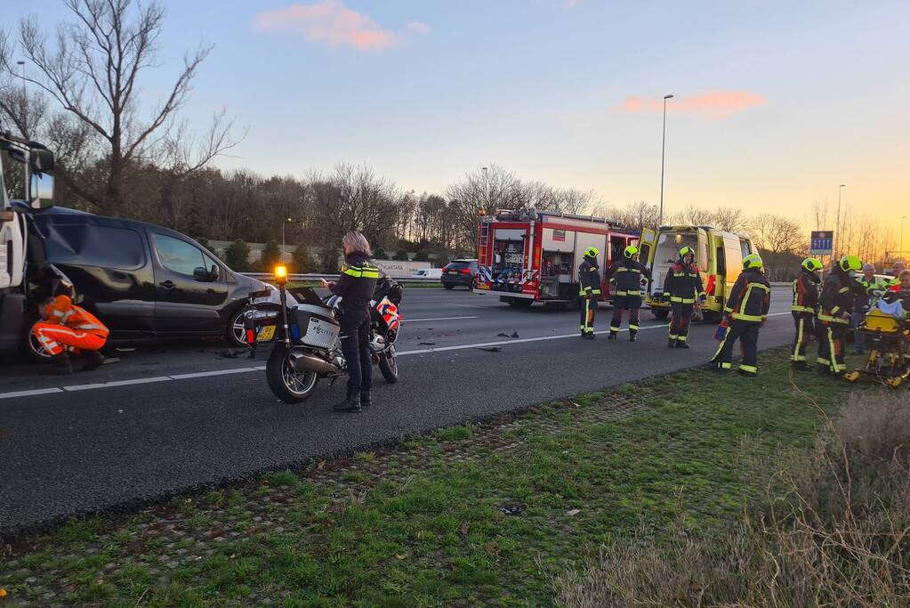 Flinke schade bij aanrijding op snelweg