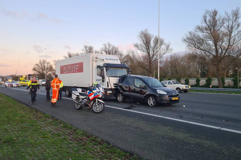 Flinke schade bij aanrijding op snelweg