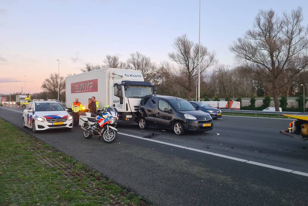 Flinke schade bij aanrijding op snelweg