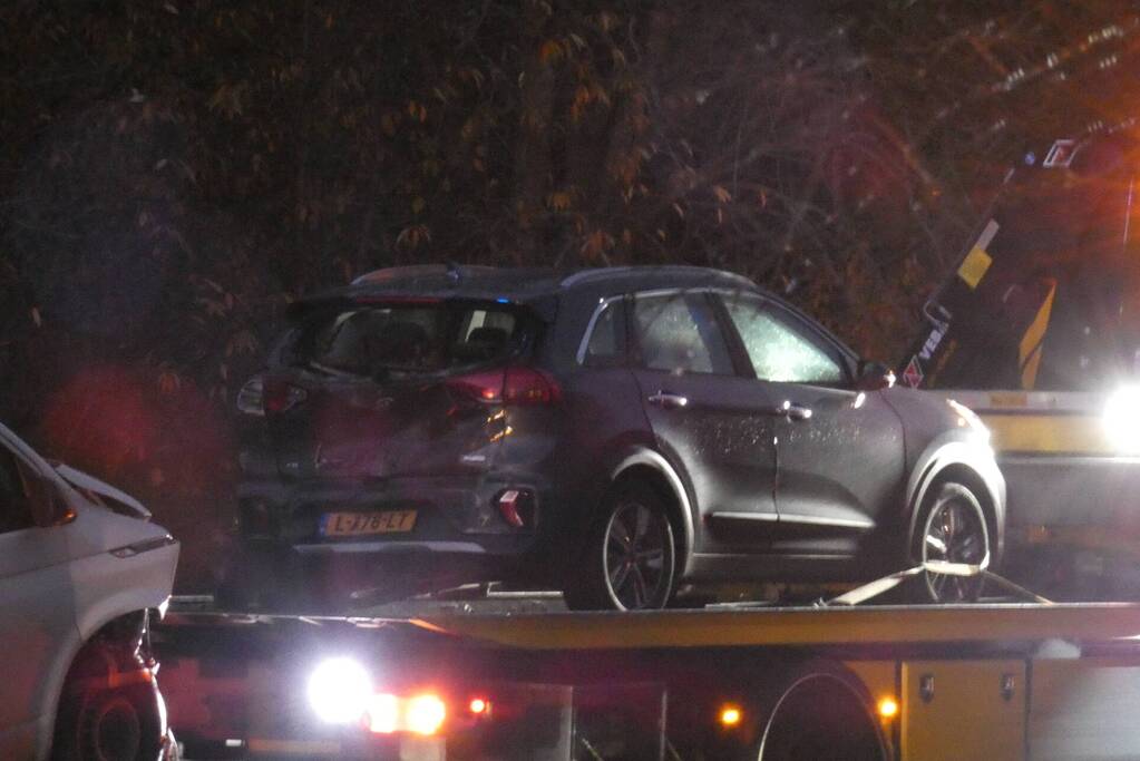 Snelweg bezaaid met brokstukken na botsing