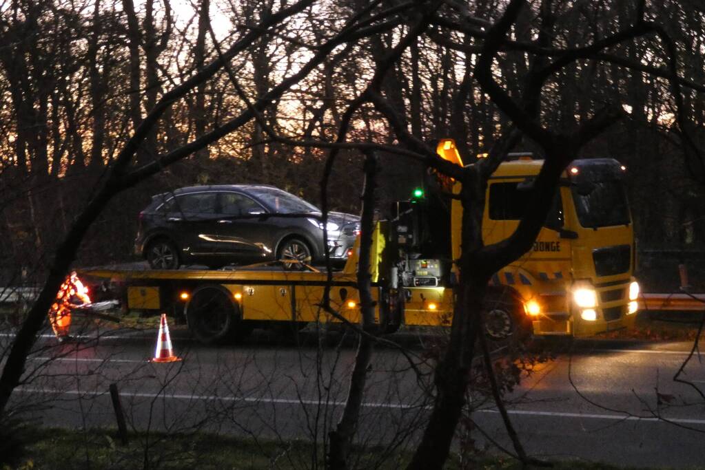 Snelweg bezaaid met brokstukken na botsing