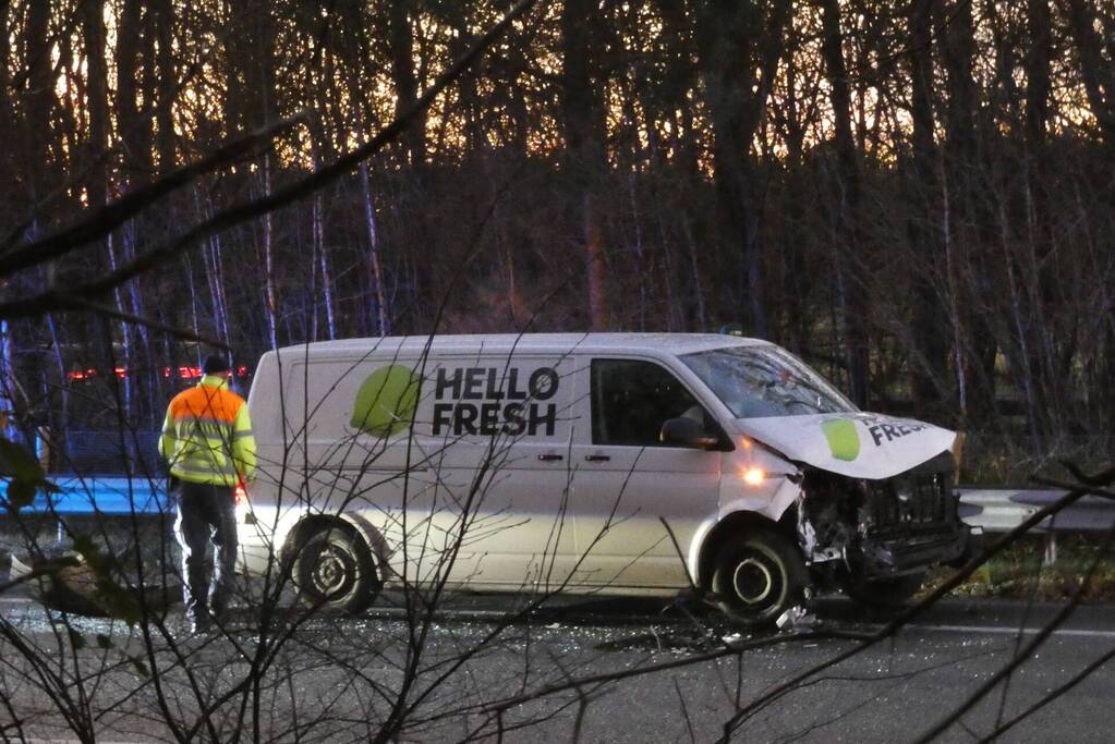 Snelweg bezaaid met brokstukken na botsing