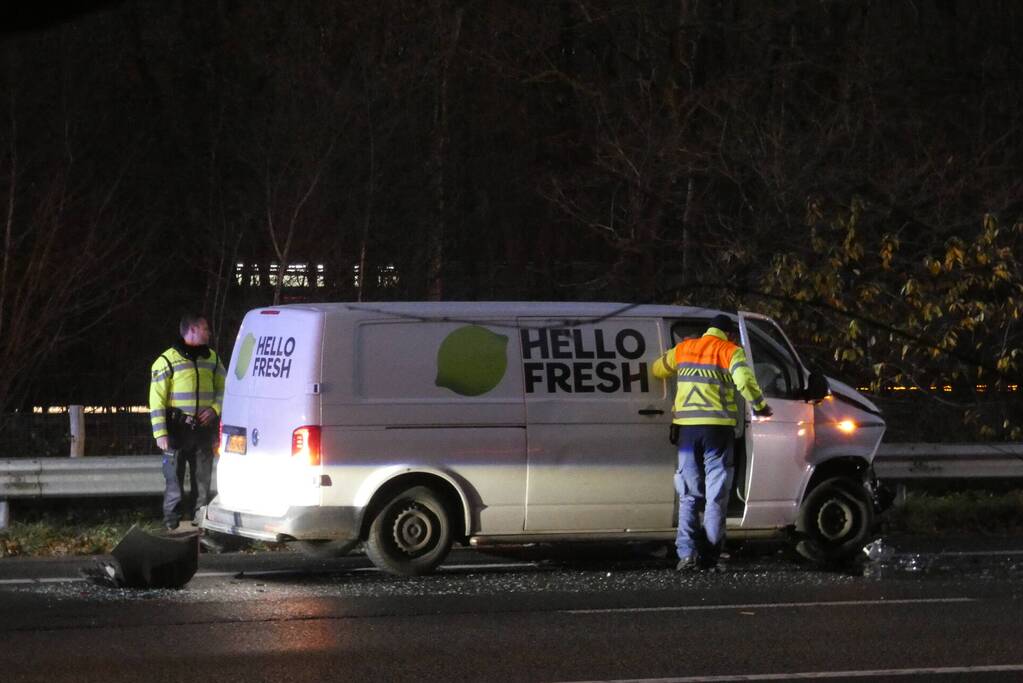 Snelweg bezaaid met brokstukken na botsing