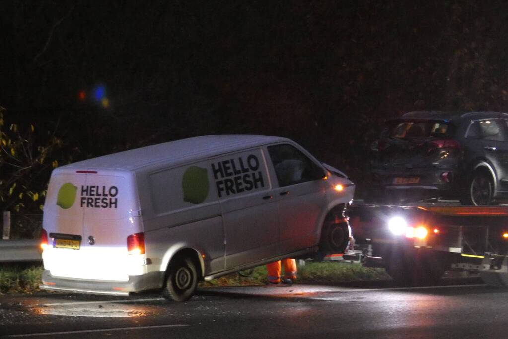 Snelweg bezaaid met brokstukken na botsing