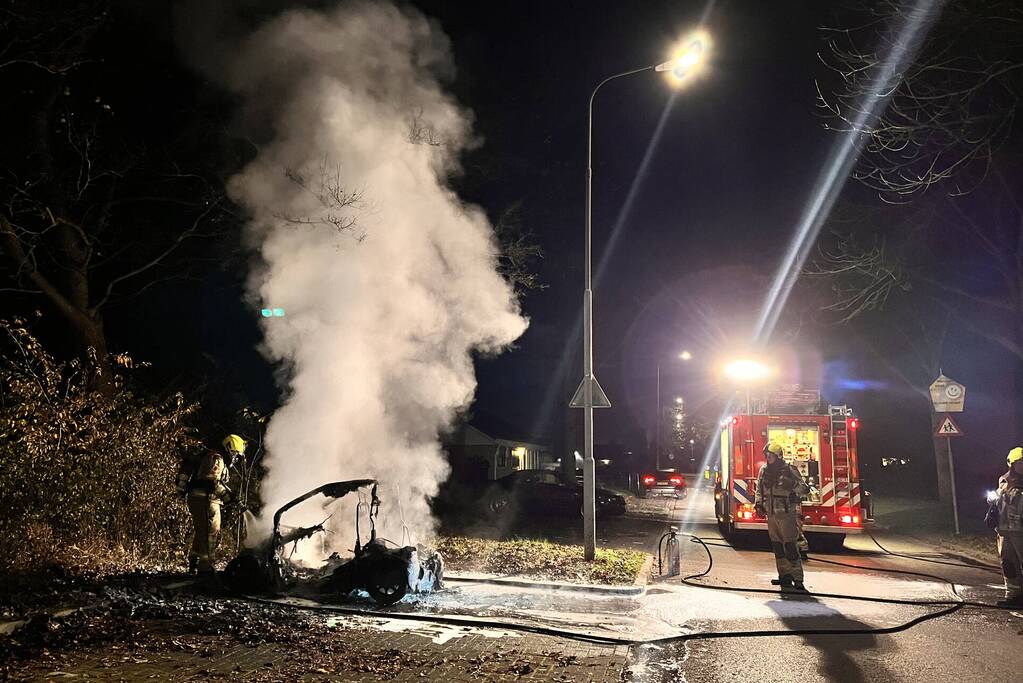 Auto volledig verwoest door brand