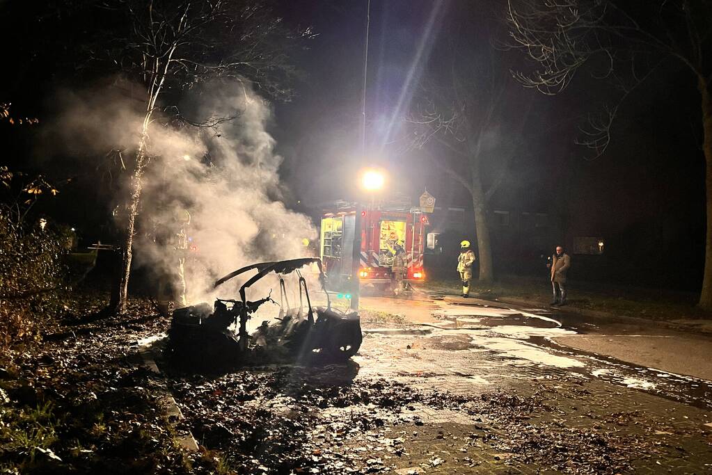Auto volledig verwoest door brand