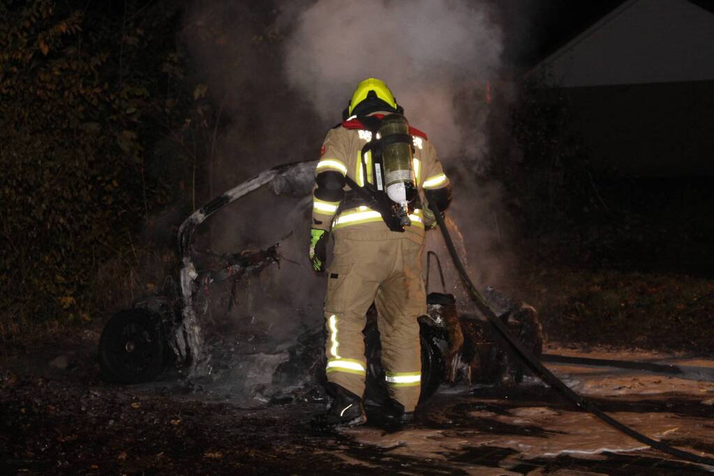 Auto volledig verwoest door brand