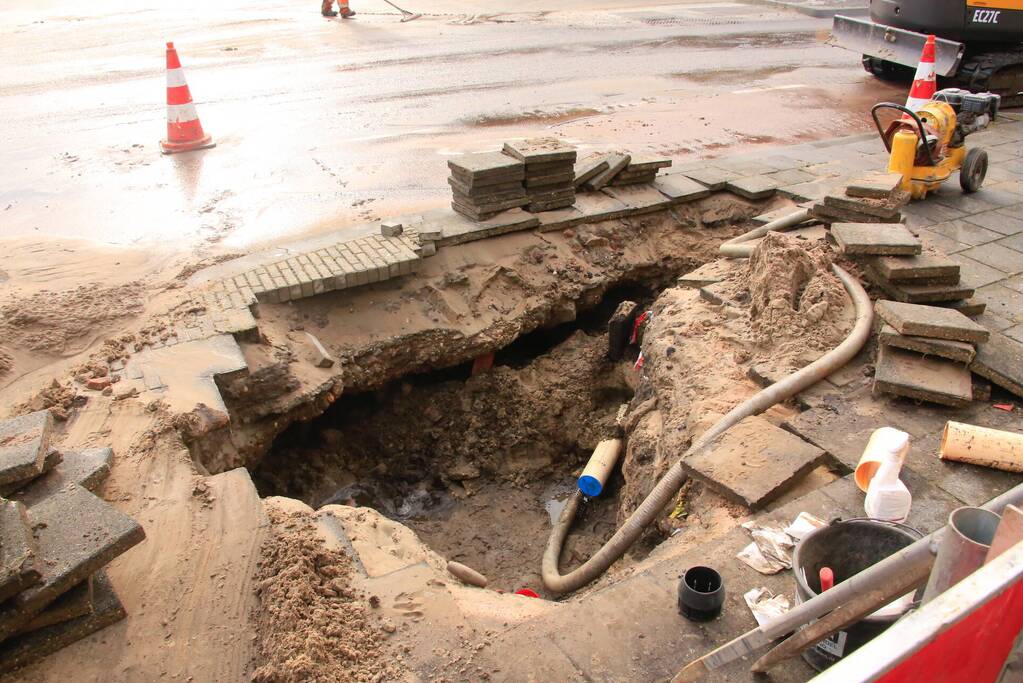 Sinkhole ontstaan door waterlekkage
