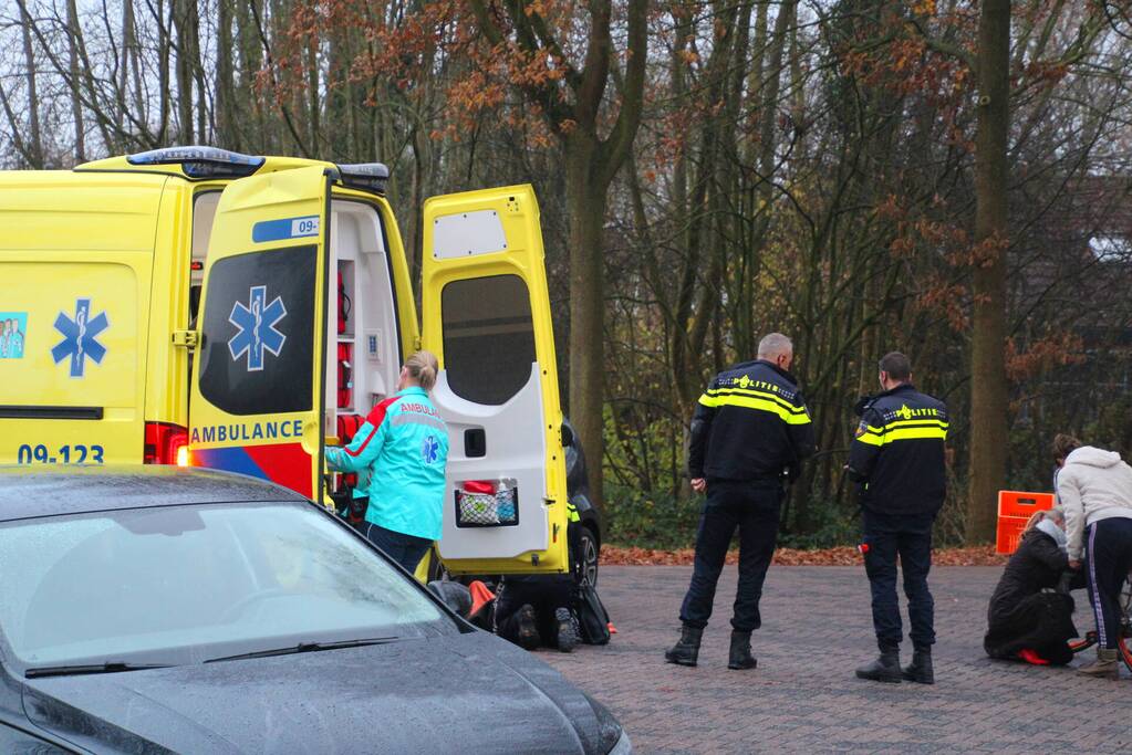 Fietsster gewond bij botsing met auto