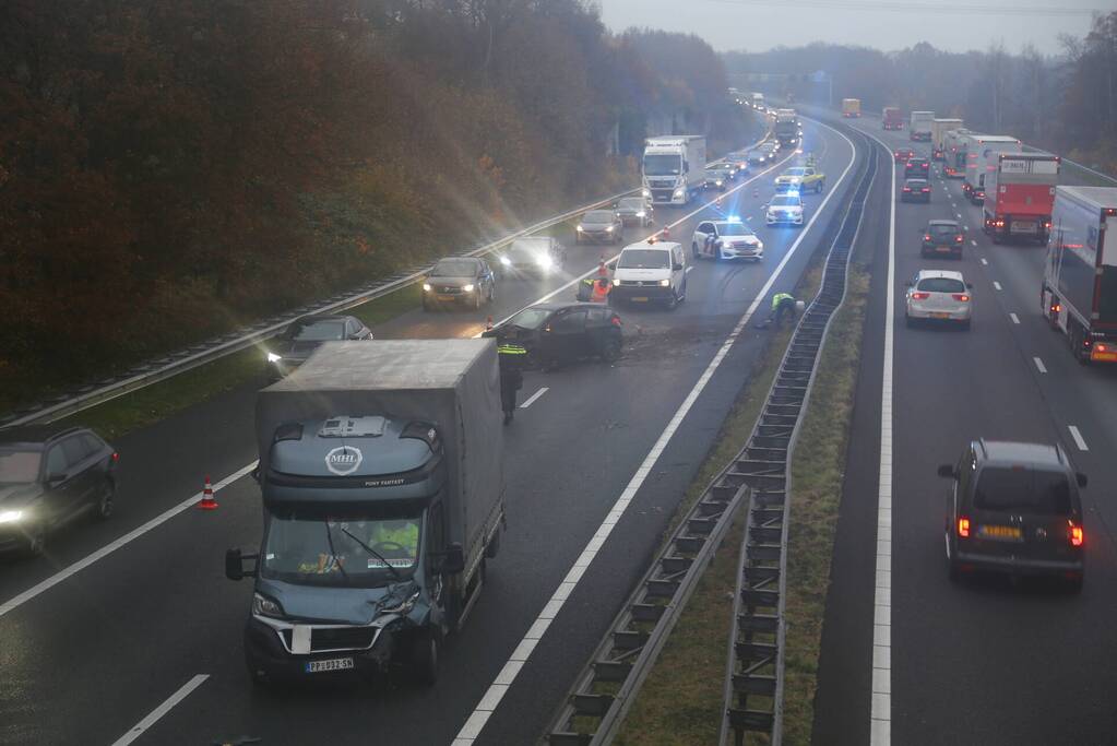 Meerdere voertuigen botsen op snelweg