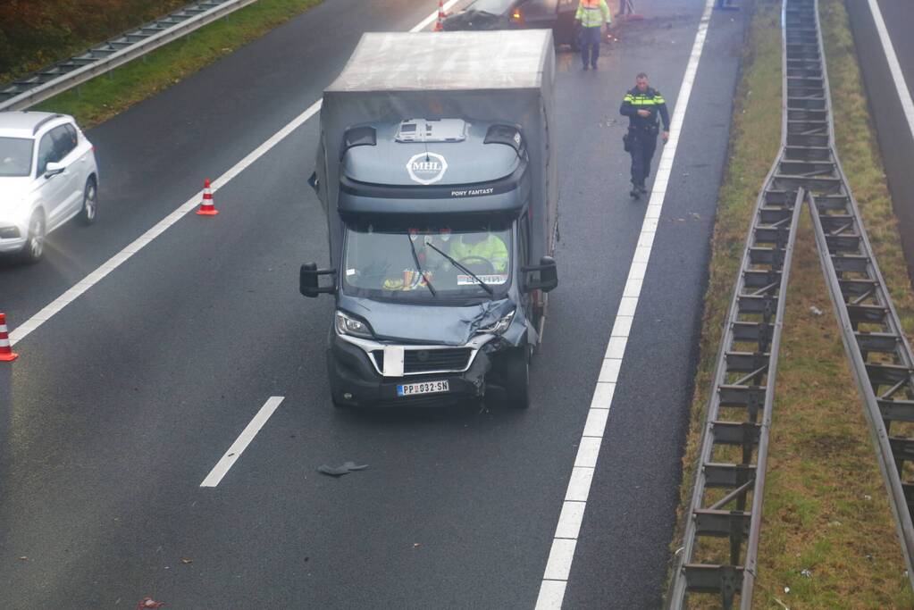 Meerdere voertuigen botsen op snelweg