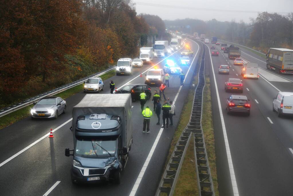 Meerdere voertuigen botsen op snelweg