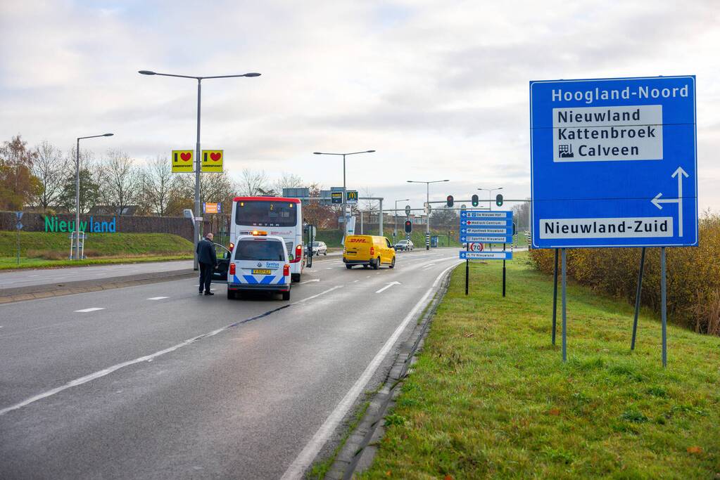 Lijnbus en DHL-bestelbus botsen met elkaar