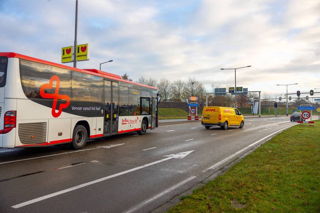 Lijnbus en DHL-bestelbus botsen met elkaar