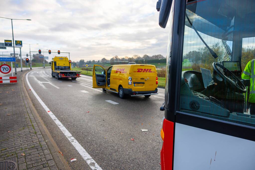 Lijnbus en DHL-bestelbus botsen met elkaar