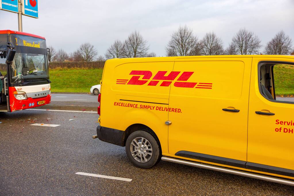 Lijnbus en DHL-bestelbus botsen met elkaar