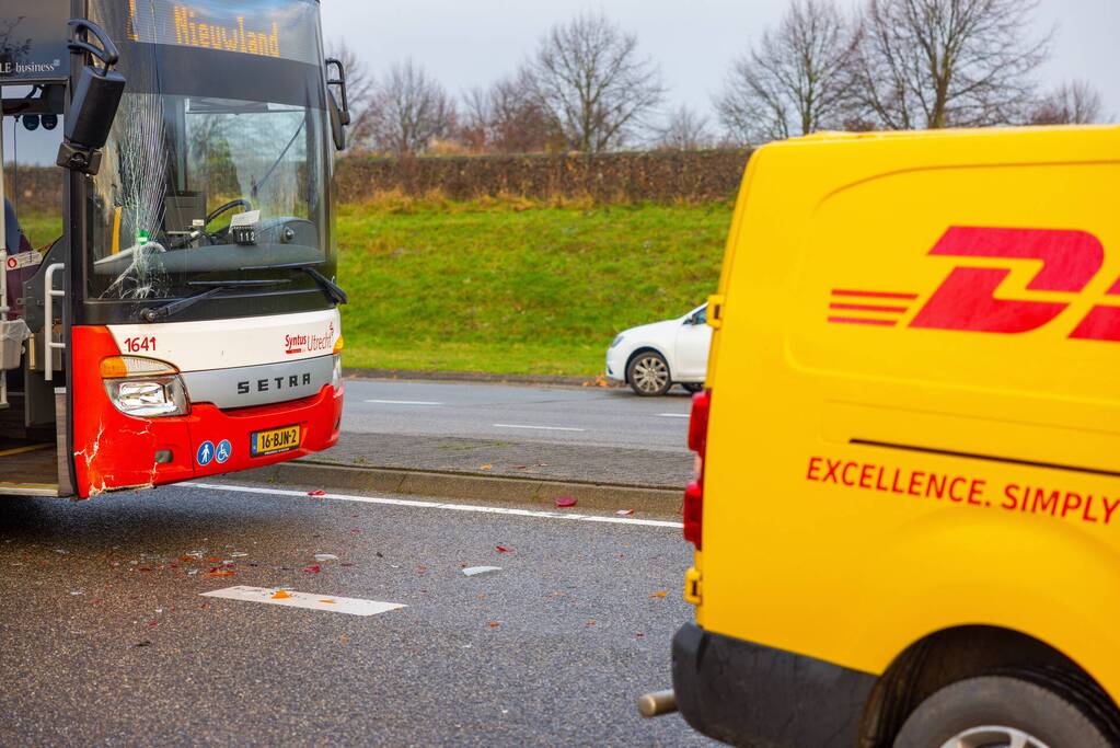 Lijnbus en DHL-bestelbus botsen met elkaar
